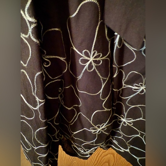 Elegant Black Floral Dress - Picture 2 of 5